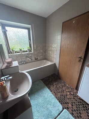 SĂšche-cheveux, serviettes fournies, savon, shampoing