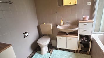 Haartrockner, Handtücher, Seife, Shampoo