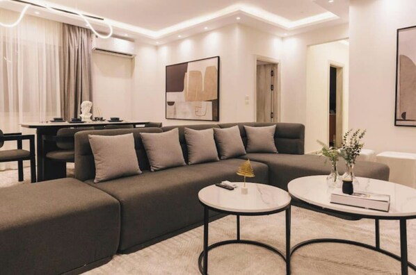 TV - Signature Stays Breezy Modern Apt (New Cairo City)