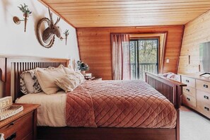 Desk, iron/ironing board, WiFi, bed sheets - TOP RATED Boho Mountain Retreat: Pet-Friendly! (Big Bear)
