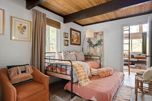 Escritorio, wifi y ropa de cama 