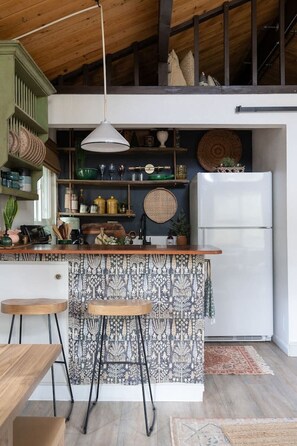 冷蔵庫、オーブン、コンロ、コーヒー / ティーメーカー