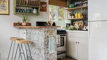 Fridge, oven, stovetop, coffee/tea maker