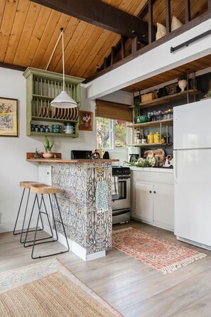 Fridge, oven, stovetop, coffee/tea maker