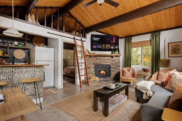 Smart TV y chimenea 
