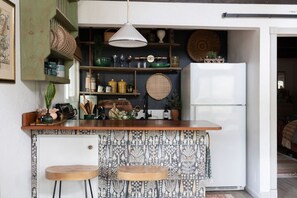 Fridge, oven, stovetop, coffee/tea maker