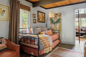 2 bedrooms, desk, WiFi, bed sheets - Vintage Mountain Retreat: Pet-Friendly, BOOK NOW (Big Bear)