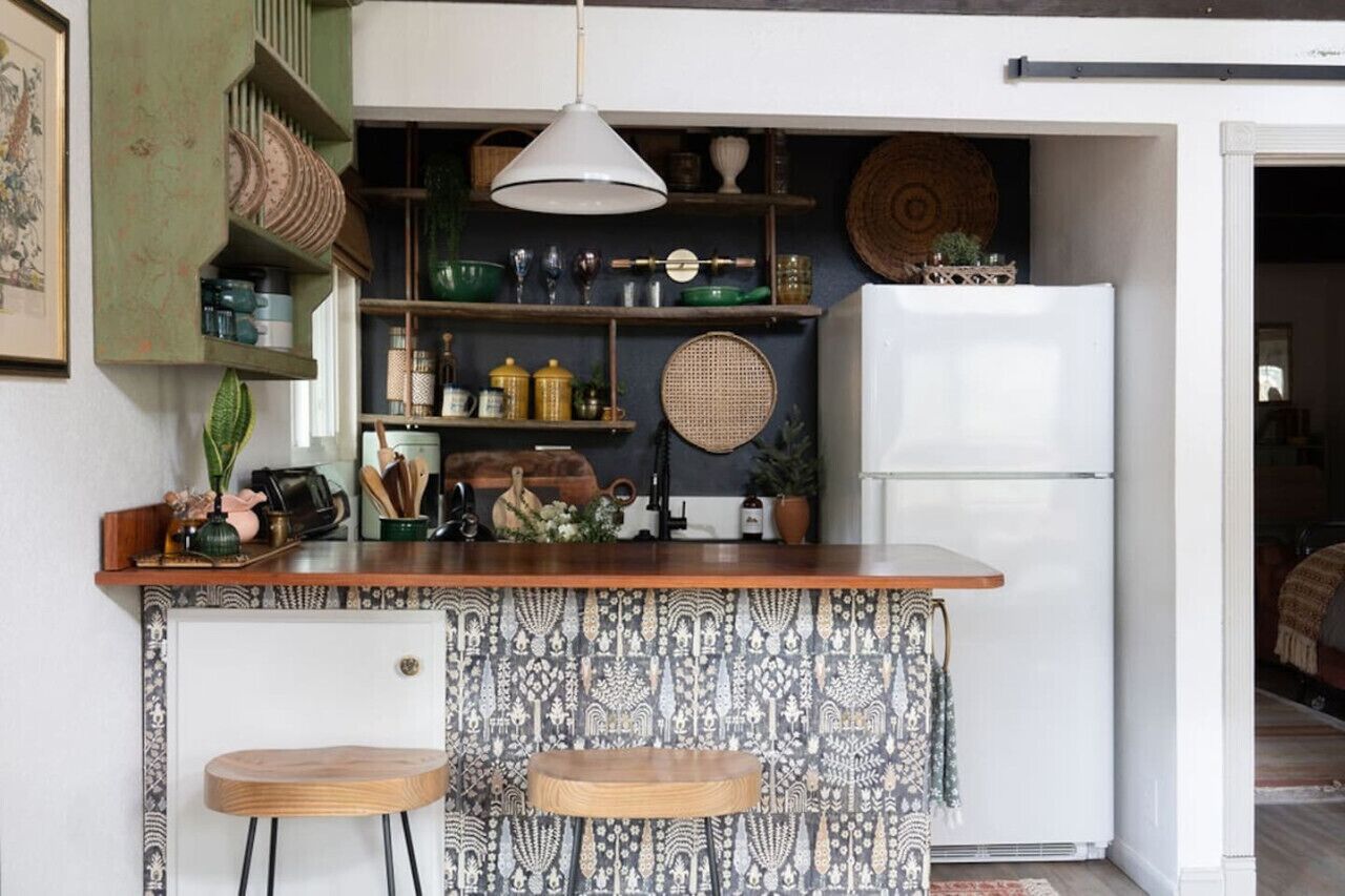 Fridge, oven, stovetop, coffee/tea maker