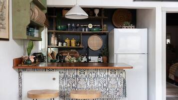 Kühlschrank, Ofen, Herdplatte, Wasserkocher mit Kaffee-/Teezubehör