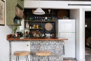 Kühlschrank, Ofen, Herdplatte, Wasserkocher mit Kaffee-/Teezubehör