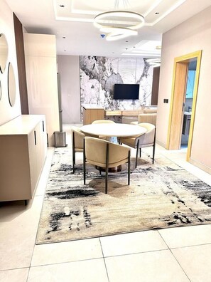 Suite, City View | Makan dalam bilik