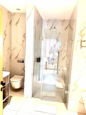Standard Single Room | Bathroom | Hair dryer, slippers, towels