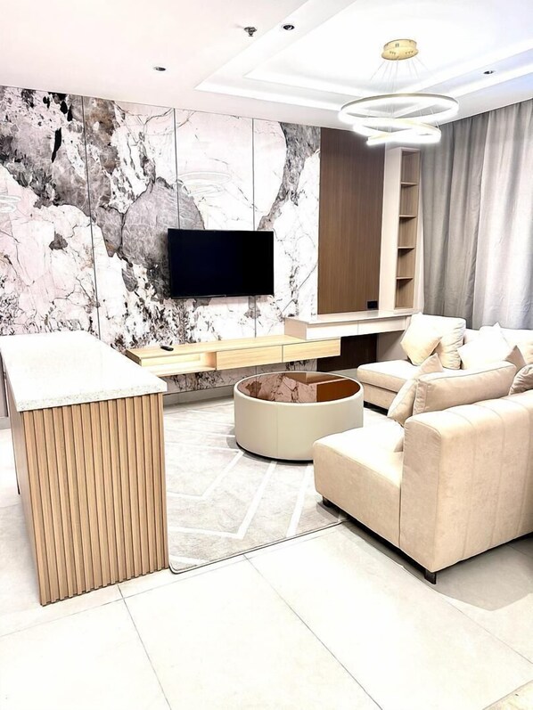 Suite, City View | Living area