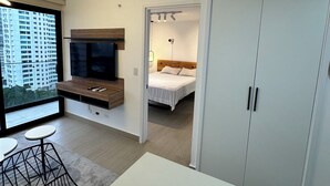 A modern apartment with a dining area, a bed, and a wardrobe. - Cozy studio in Panama City (Panamá)