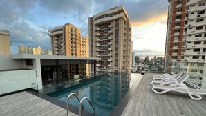 A rooftop pool with a view of surrounding high-rise buildings. - Cozy studio in Panama City (Panamá)
