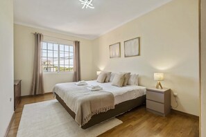 3 habitaciones, tabla de planchar con plancha y cuna de viaje 