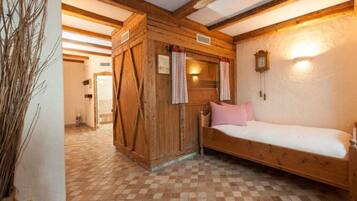 Mobil Karavan | 2 kamar tidur dan dilengkapi dengan perabotan berbeda-beda