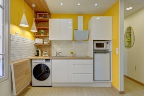 Fridge, microwave, oven, coffee/tea maker - TBS 250 - Superb studio in Montorgeuil district (Paris)