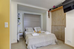 Iron/ironing board, WiFi, bed sheets - TBS 250 - Superb studio in Montorgeuil district (Paris)