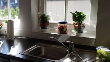 Stacaravan | Privékeuken | Een kinderstoel