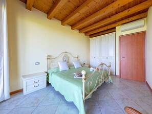 2 chambres, ameublement personnalisé, fer et planche à repasser
