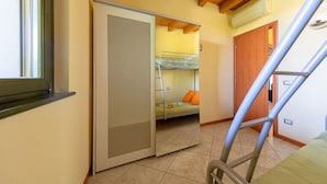 2 chambres, fer et planche à repasser, ameublement personnalisé