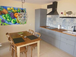 Private kitchen - Cuba Comfortable Holiday Residence (Los Llanos de Aridane)