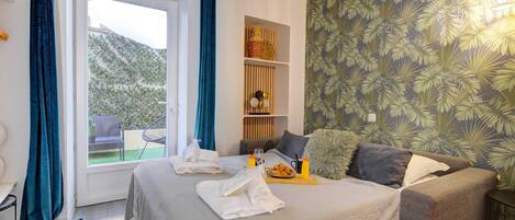 1 bedroom, internet, bed sheets