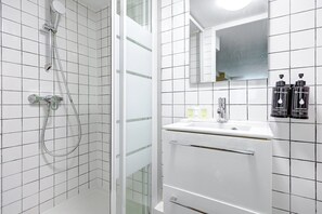 Douche, sèche-cheveux, serviettes fournies, savon