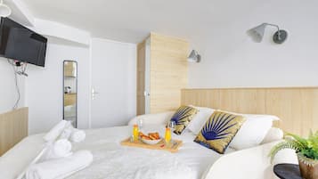 Een strijkplank/strijkijzer, wifi, beddengoed