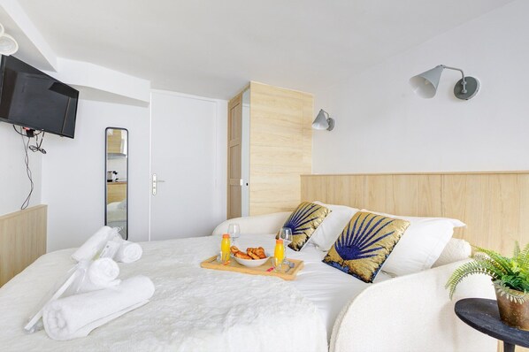 Iron/ironing board, WiFi, bed sheets