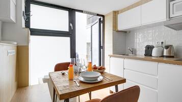 Een koelkast, een microgolfoven, een koffiezetapparaat/waterkoker