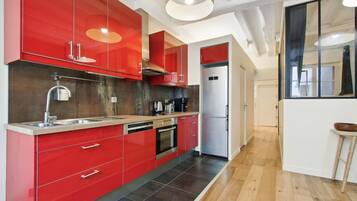 Een microgolfoven, een oven, een vaatwasser