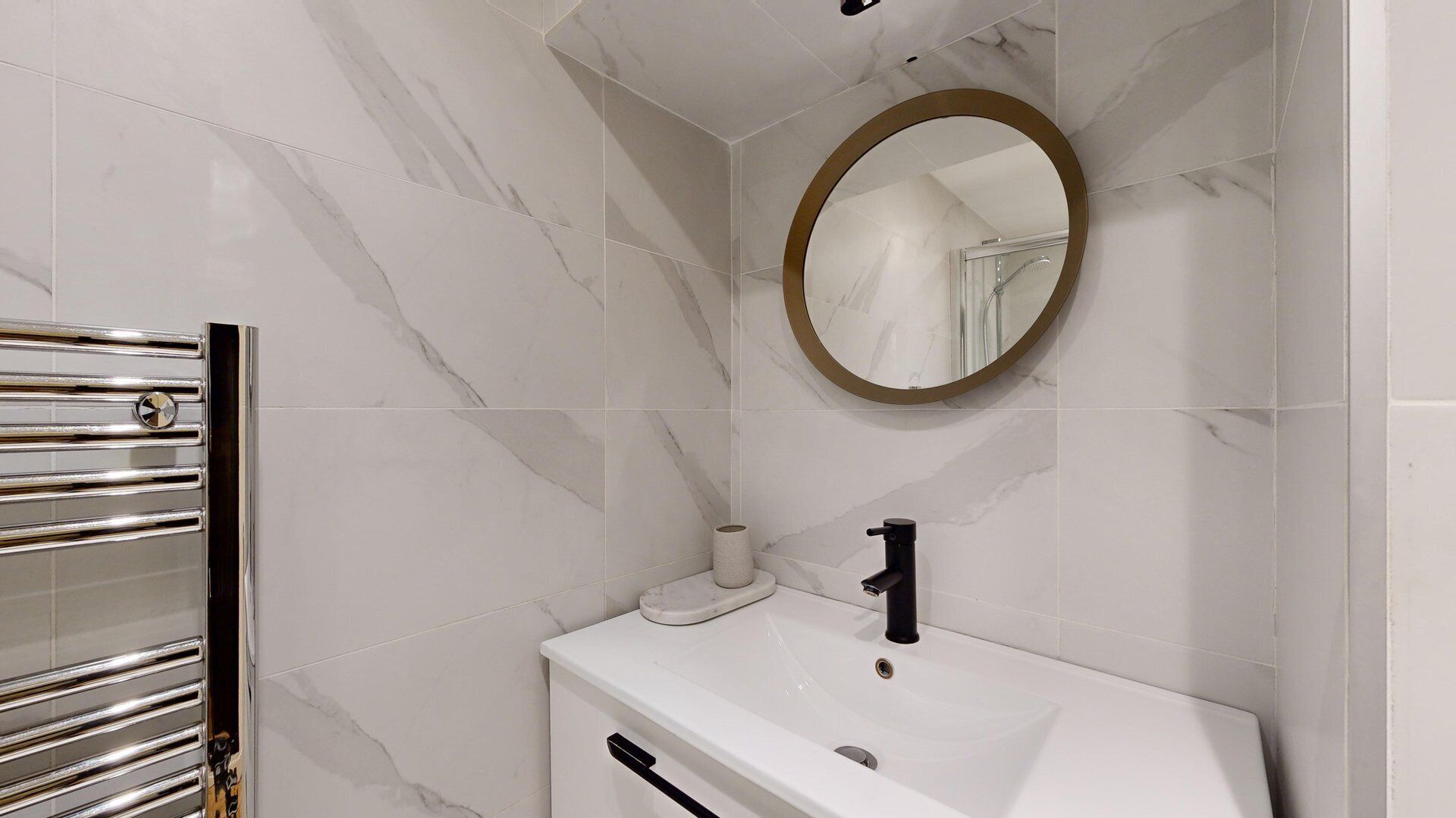 Dusj, hårføner, håndklær og såpe