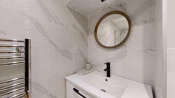 Dusj, hårføner, håndklær og såpe