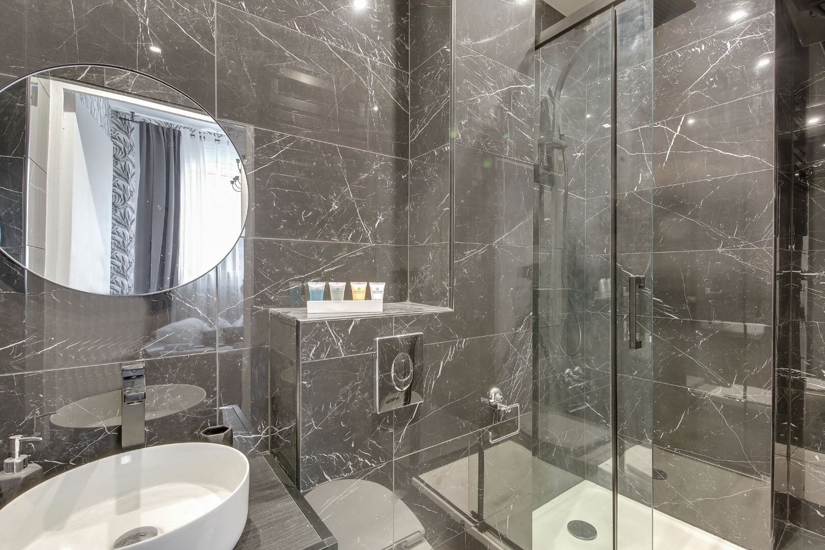 Douche, serviettes fournies, savon, shampooing