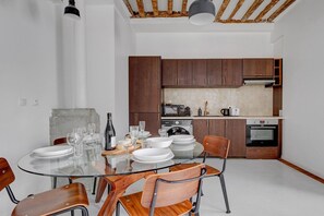 Kühlschrank, Mikrowelle, Ofen, Wasserkocher mit Kaffee-/Teezubehör