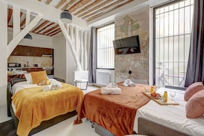 1 habitación, tabla de planchar con plancha y ropa de cama