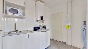 Een koelkast, een microgolfoven, een koffiezetapparaat/waterkoker