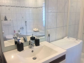 Mobile Home | Bathroom