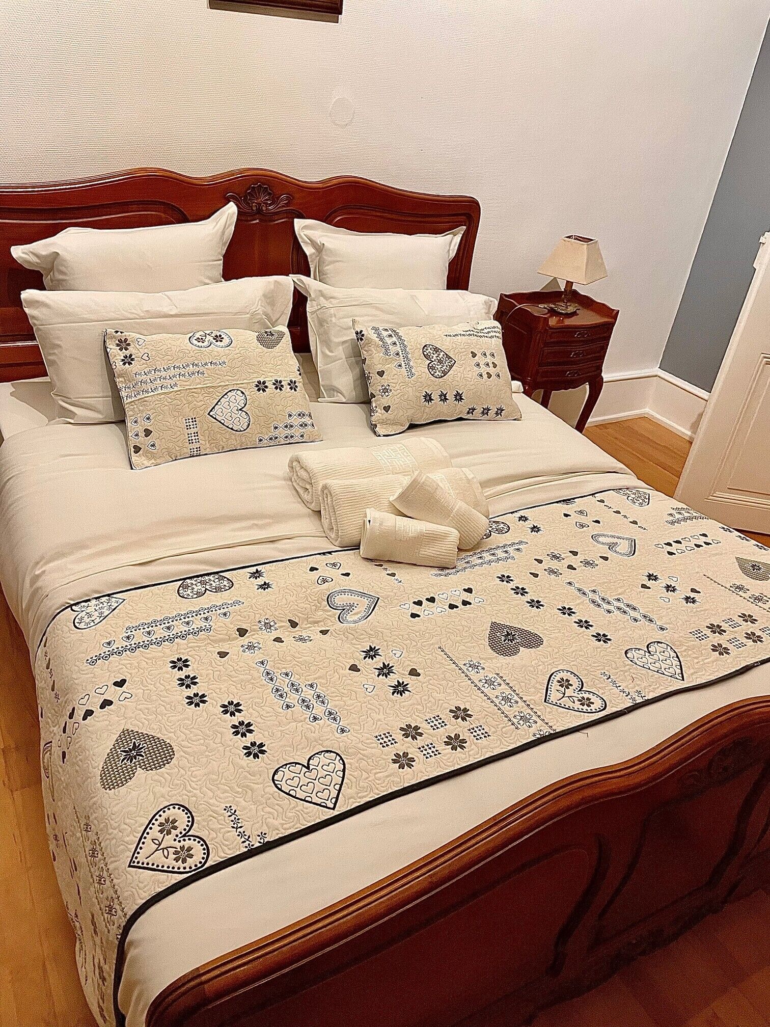 3 slaapkamers, een strijkplank/strijkijzer, reisbedje, gratis wifi