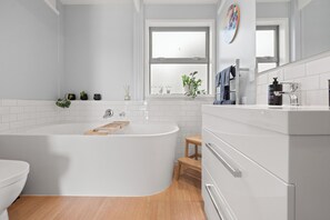 Haartrockner, Handtücher, Seife, Shampoo