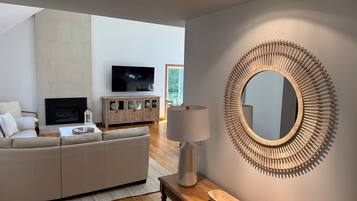 Smart TV, chimenea y estéreo