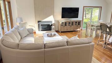 Smart TV, lareira, aparelho de som