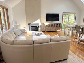 TV connectée, cheminée, chaßne hi-fi