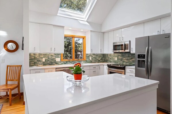 冷蔵庫、電子レンジ、オーブン、コンロ