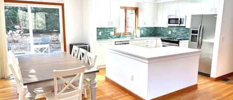 Coffee/tea maker, fridge, microwave, oven