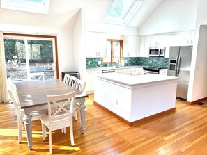 冷蔵庫、電子レンジ、オーブン、コンロ