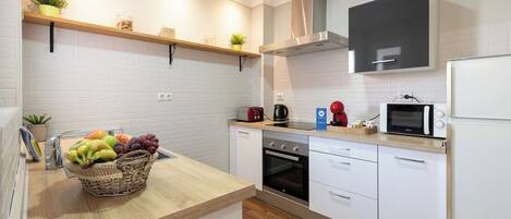 雪櫃、微波爐、焗爐、爐具