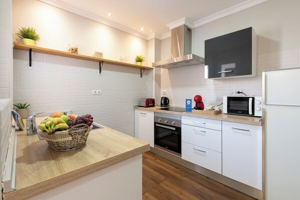 雪櫃、微波爐、焗爐、爐具